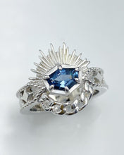 Load image into Gallery viewer, The Etrè - Petrolium blue Spinel
